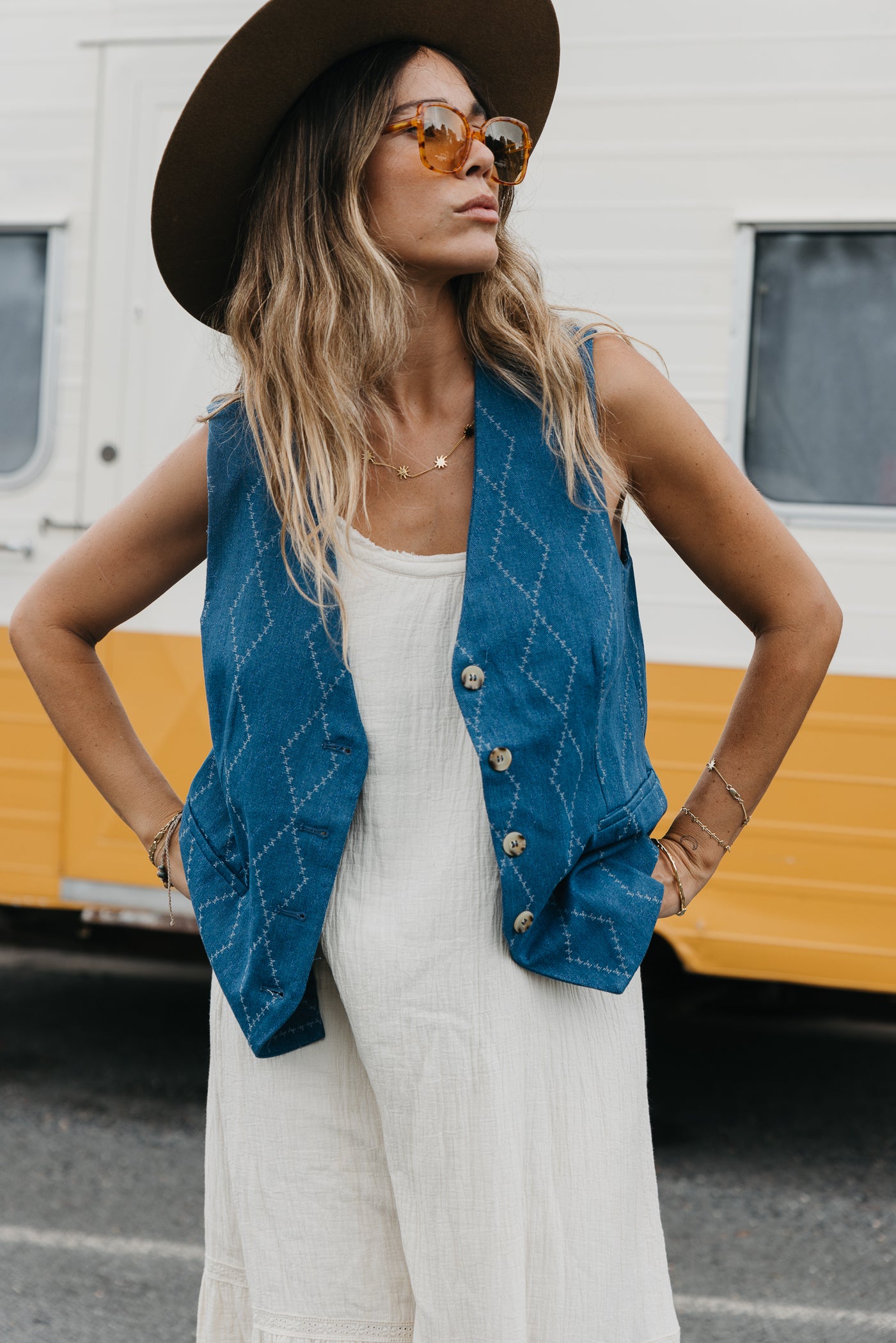 Long denim vest on sale outfit